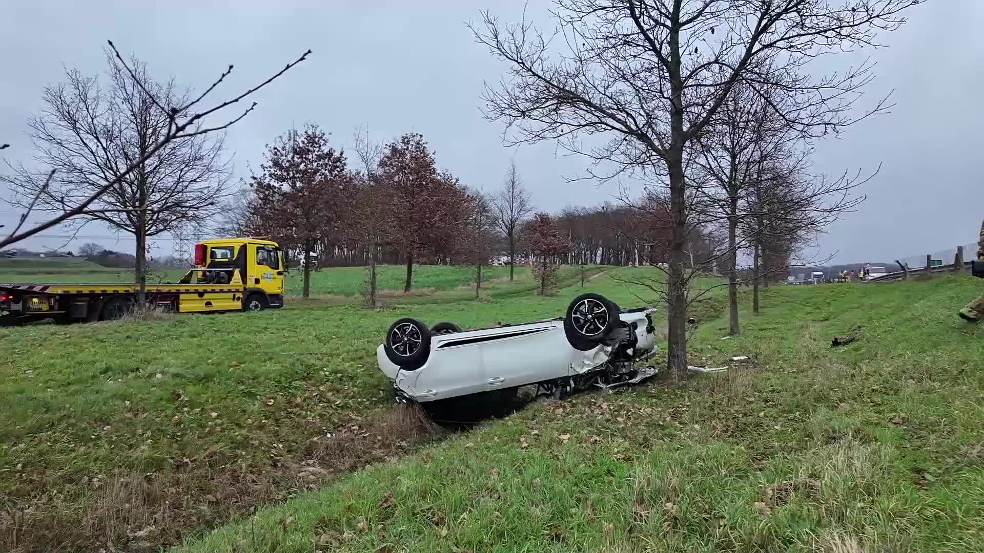 Auto op de kop in greppel