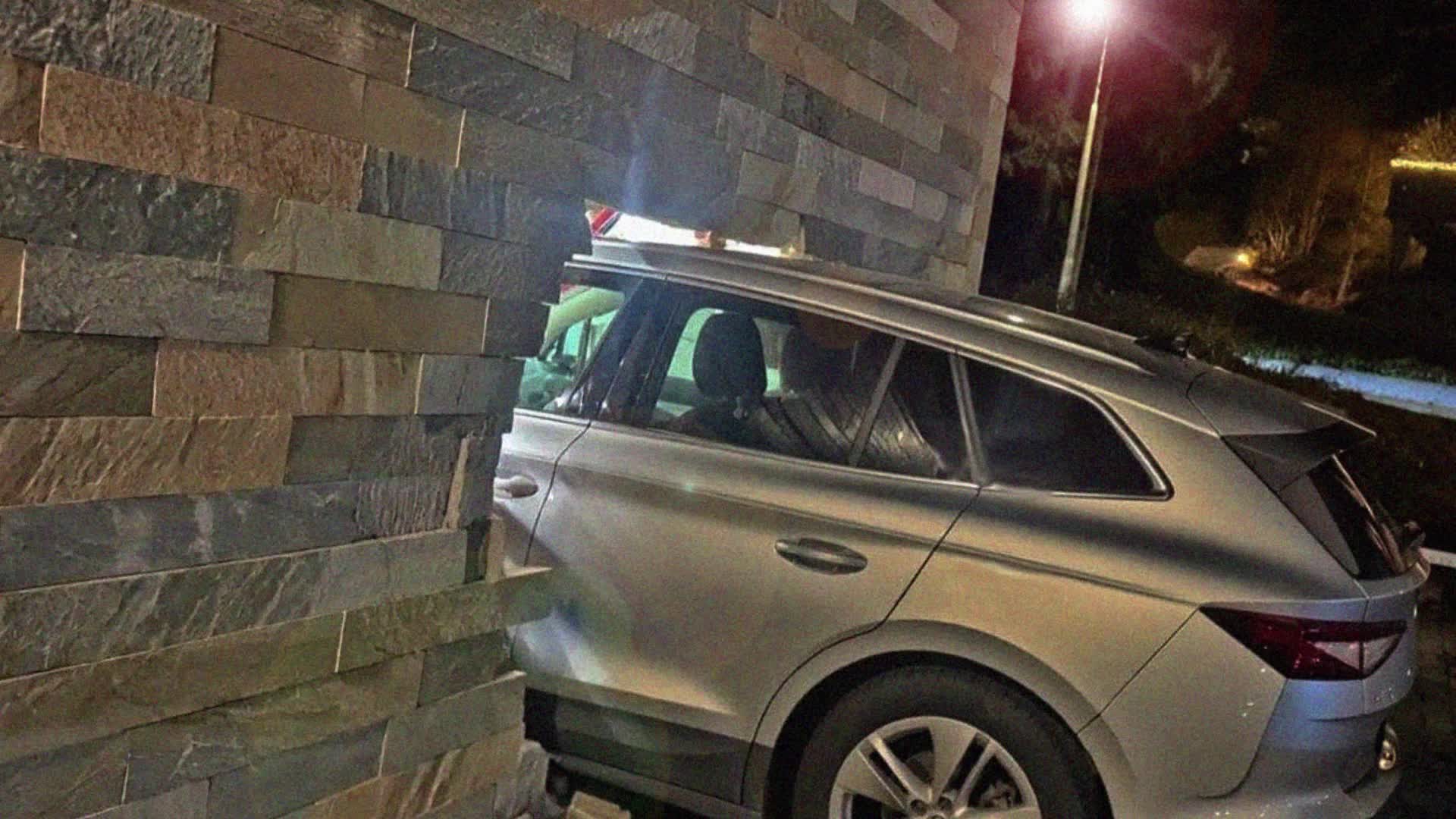 Auto rijdt door muur sporthal