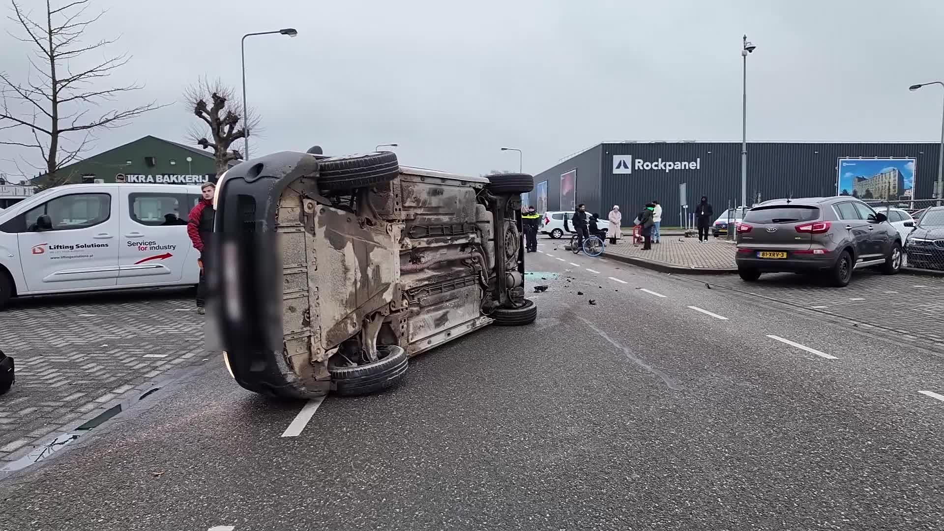 Bestelbus kantelt na ongeval