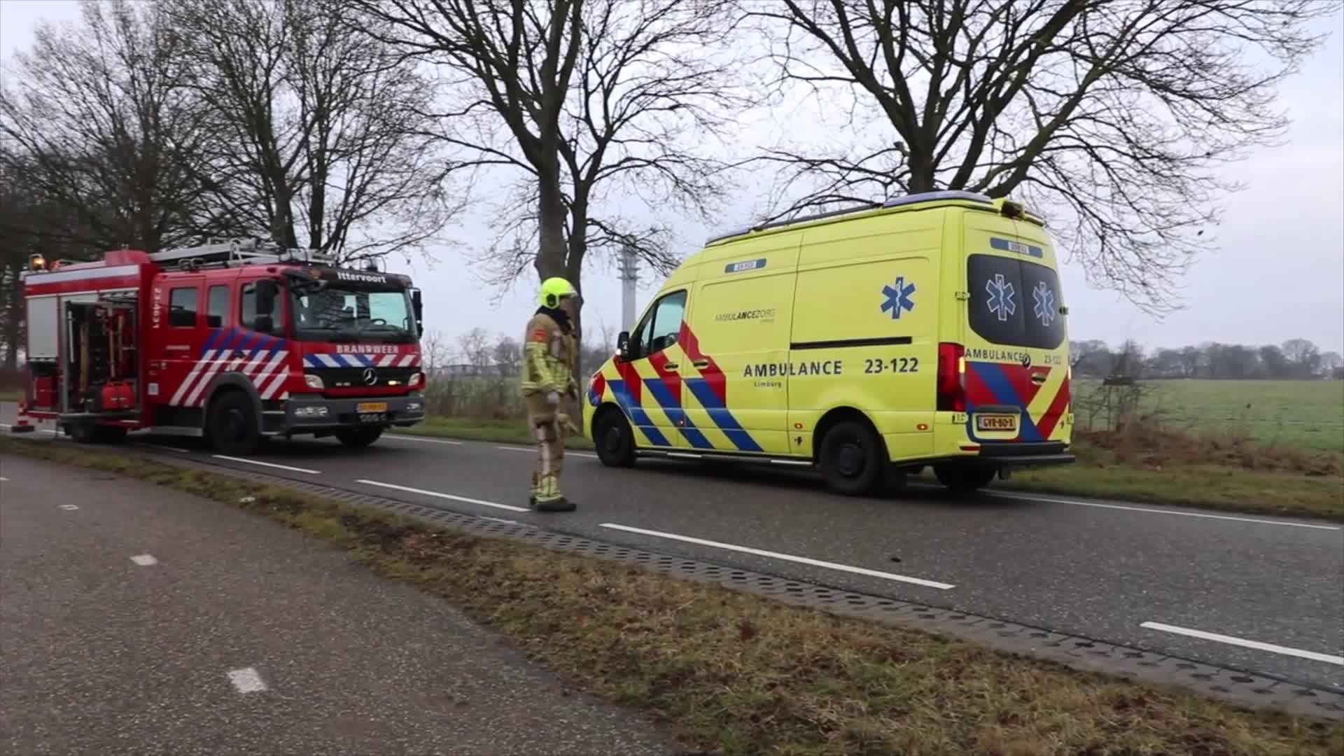 Auto tegen boom in Thorn